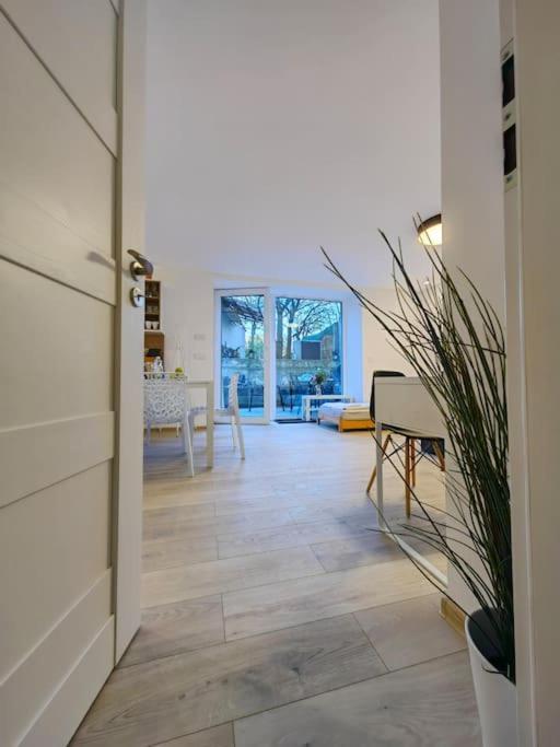 Haas Slepa, Centre, Parking, Courtyard *