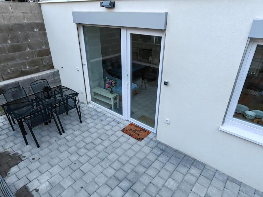 Haas Slepa, Centre, Parking, Courtyard *